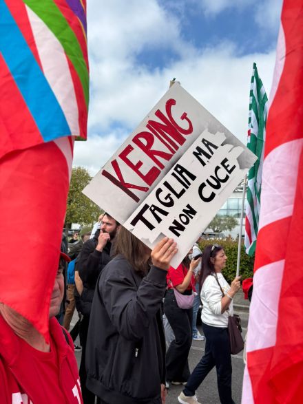 “Kering cuts, but never stitches.” sign seen during the strike in Scandicci.