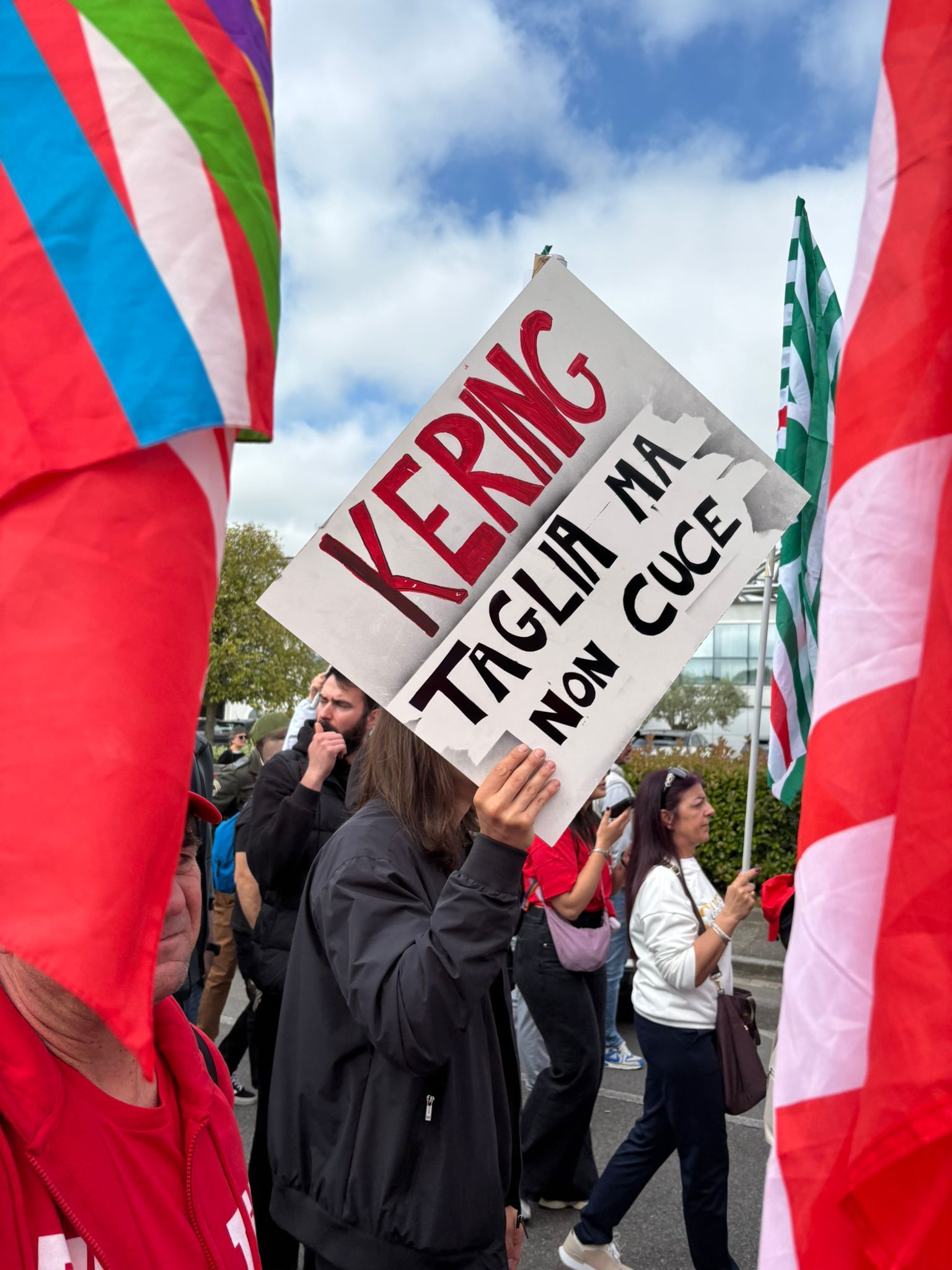 “Kering cuts, but never stitches.” sign seen during the strike in Scandicci.